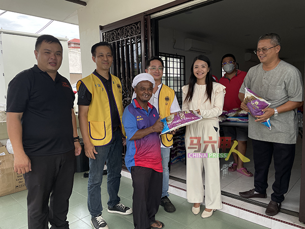 林朝雁（前排右2）移交由LECSHINE Malaysia赞助的5公斤装进口白米给怡力选民。左起为李彦纬、施荣骏及黄开源。