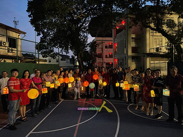 马六甲永春会馆男女老少乡贤欢聚一堂提灯笼，绕走育民小学校园，场面十分温馨。