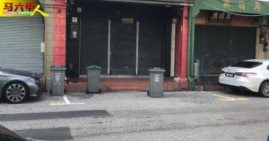◤今日马六甲头条◢ 车位被垃圾桶泊了  工友随手放．司机好痛苦