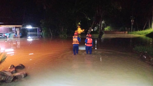 民防局派员到水灾区巡视及检查淹水情况。