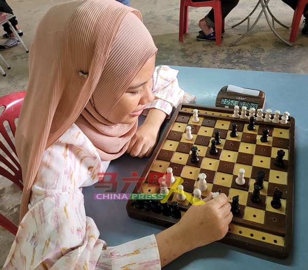 视障者使用特别棋盘下棋，只能靠触摸及记忆，棋盘上方是计时器，以计算参赛者使用的时间。