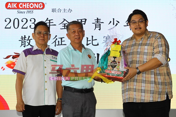 郭书亨（右起）赠送礼篮给韩斌元校长，左为林钦为。