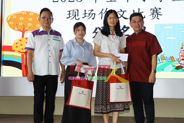 陈书汶（右起）赠送纪念品给评审员，由《中国报》副编辑主任邓月璇及助理编辑朱淑慧代表接领。左为林钦为。