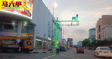 ◤今日马六甲头条◢跟随变色  远处可看到 红绿灯   添   霓虹灯