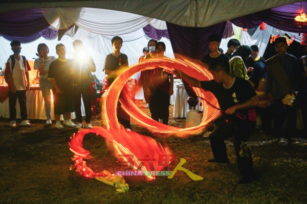 培风中学武术学会同学带来多项精彩武术表演，其中之一为在暗夜里发光的龙舞。