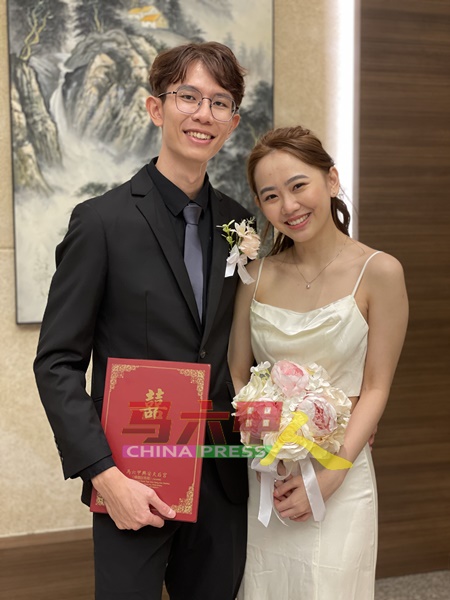 胡楚杰（左起）及王欣妤恰逢9月9日，相恋2周年庆，注册成为夫妻。
