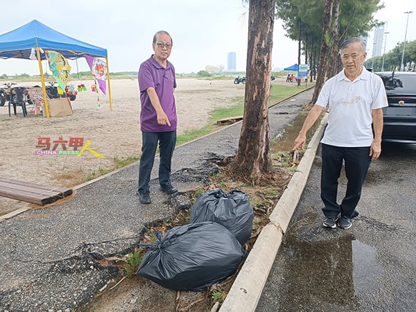 ■陈劲源（右起）与李祥生指旧大马眼沿海道路，堆积许多垃圾，没有获得清理。