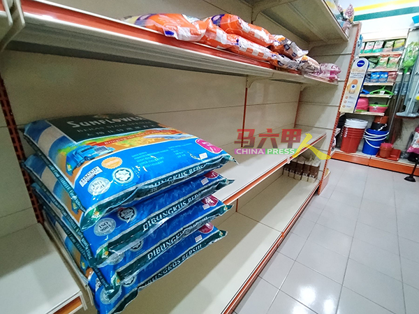 在一家连锁便利店，售卖白米的货架空荡荡的，只剩下少量的进口米及特别米。
