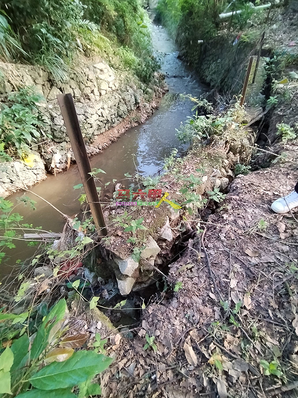 望万河支流部分挡土墙崩裂，已脱离河壁。