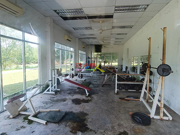 曾开放让公众使用的礼堂健身房，如今管理失当，器材缺乏维护已无法使用。
