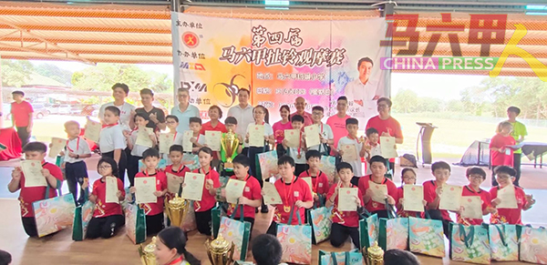 小学初级团体赛金奖得主育民B队和晋巷B队成员合影。