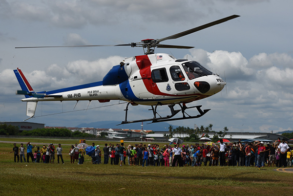 民众可近距离接触直升机。