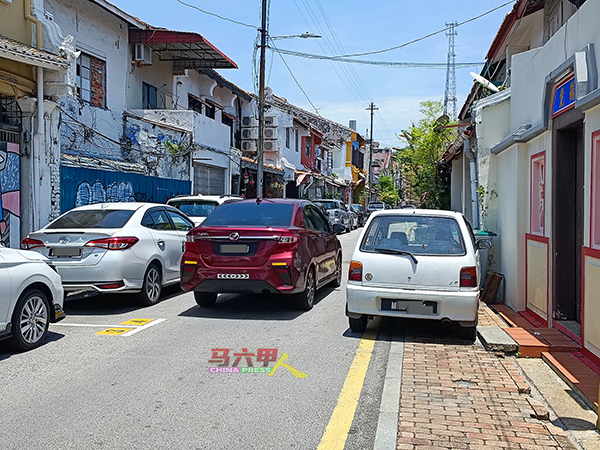 有些车辆泊在人行走道上，导致原本已狭窄的老街空间更为窄小。