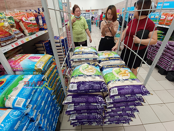 ■有些民众获悉超市有贩售本地白米后，于是决定要10包10公斤白米，共100公斤。