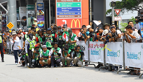 途径马六甲市区的2023年浮罗交怡脚车赛（Le Tour de Langkawi）吸引国内外媒体追踪赛请。