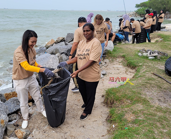 林朝雁（左）与参与者一起到海滩，捡取各类垃圾。