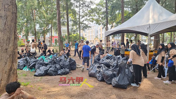 参与者在短短两个多小时，成功拾取百余公斤的各类垃圾。