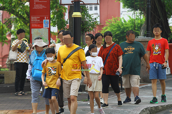 甲市旅游区的游客多数都是没有戴口罩。