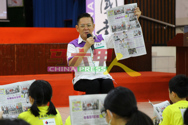 林钦为展示《中国报》，向营员讲解如何写新闻。