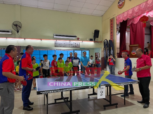 陈宝全（左起）、罗德发、邱培栋及伊沙，象征式开球，宣布2023马六甲少年乒乓赛正式开始。