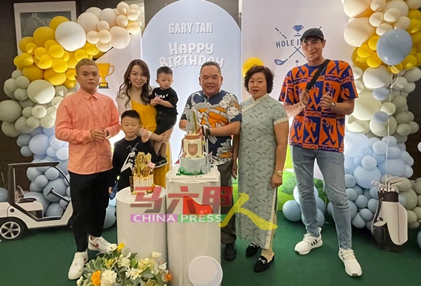 于9月11日及9月16日大马日生日的寿星陈利伟（右起）、陈江荣夫妇、蔡钲尉及陈江楹（左），一起进行切蛋糕仪式。