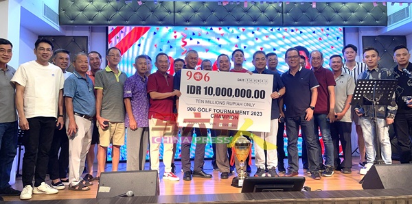 在906杯高尔夫球赛脱颖而出的红队，获颁1000万印尼盾（约3048令吉）奖金。