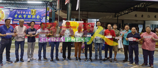 马六甲华文国民型高等中学于12月10日举办义卖嘉年华会，义卖固本正式推介，希望家长、校友们大力支持。