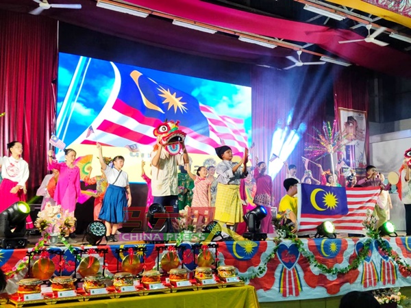 同学们呈献“Kita Anak Malaysia”舞蹈，展现多元种族和谐共处的气氛。