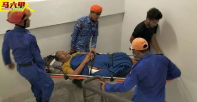 遇升降机故障求助民防局 13人抬3长者下楼