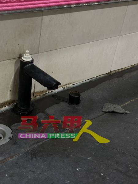 《中国报》日前在鸡场街世遗公园女厕，发现水龙头皆已损坏。