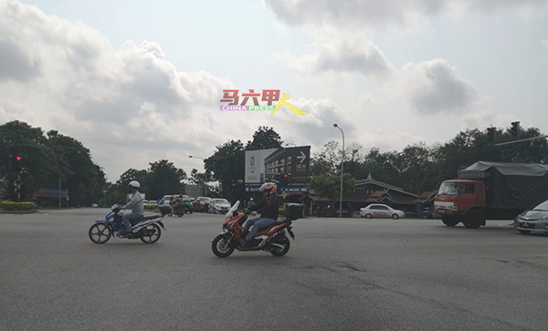 AMJ大道浮罗加东路口，可往来多个地区包括柏淡玛琳、敦蒂惹和玛琳等。