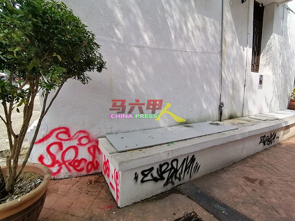 ■老街丰兴巷的涂鸦没完没了，当局清理后很快又被胡乱涂写。