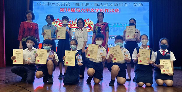 小学散文得奖学生与黄秀玉（后排右3）。