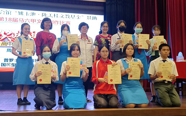 高中散文学生与颁奖人周凤兰（后排左4）。