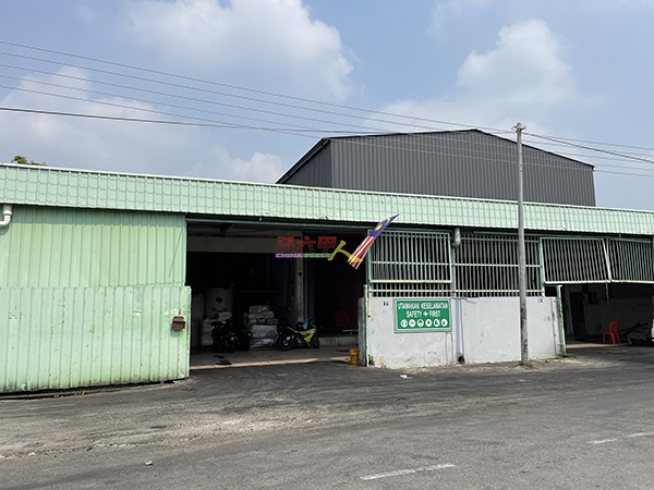 ■常青环保有限公司位于佳林园Jasa Merdeka 12路的工厂，开放让民众登门“卖油”换钱。