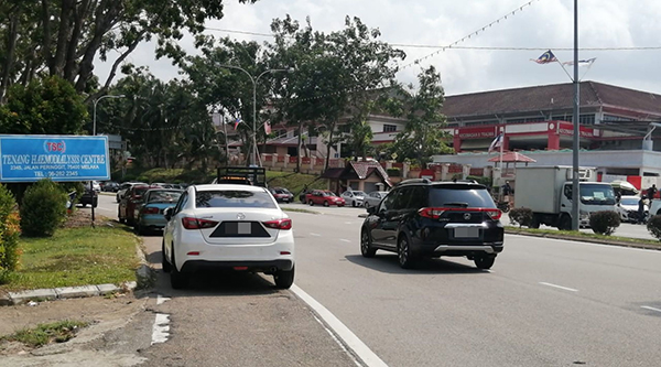 车主冒险把车停泊在路边，再到附近的中央医院。