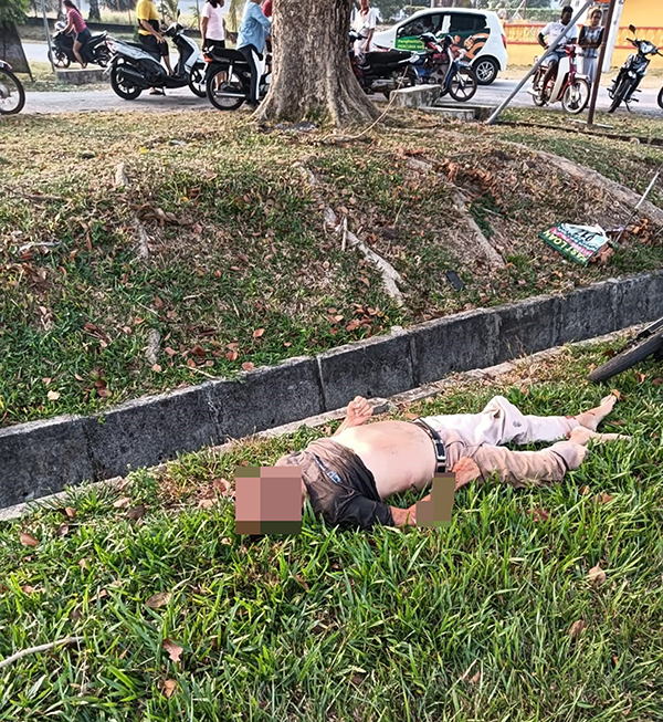 罗姓村民被撞伤，躺在草地上等待援救。