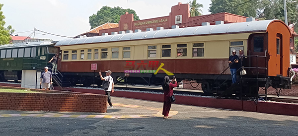 虽然只能外部参观，翻新后的火车仍然吸引国内外游客打卡拍照。