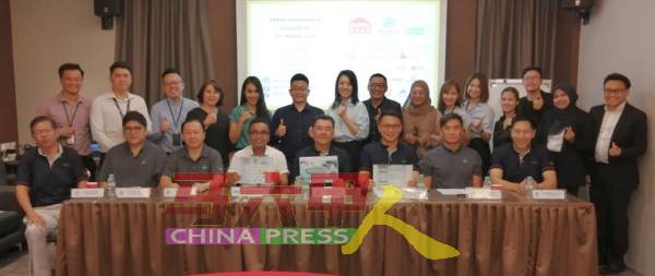 出席记者会的房地产发展商会理事、房地产代理和银行代表等，前排右4是吴俊兑。