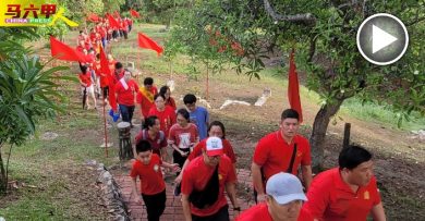 ◤今日马六甲头条◢ 民众穿红衣重阳登高  长长红龙绕三宝山