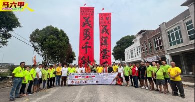 拉巨型条幅挥毫作画  关公文化节造势启动