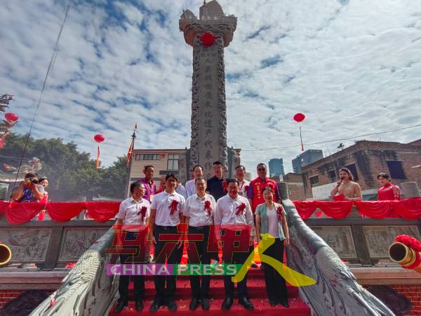 颜天禄（前排右2）与众嘉宾联合主持中马“送王船”世遗文化碑揭碑仪式，左2起为林生海、林晓峰及何岚岚。