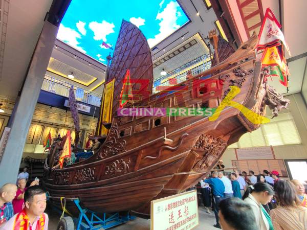 王船展示馆揭牌后吸引许多民众参观了解这项世界非遗代表作。