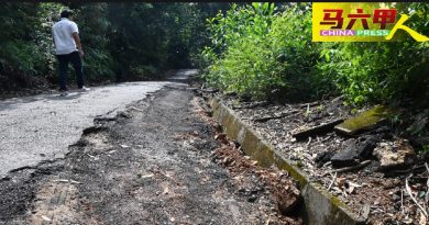 ◤今日马六甲头条◢建巨型旗柱纪念碑 重型车出入熊山  辗坏路