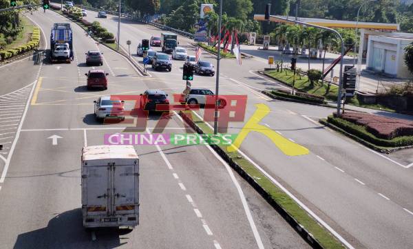 在现有情况下，许多车辆都会使用马六甲广场路口U转或右转。