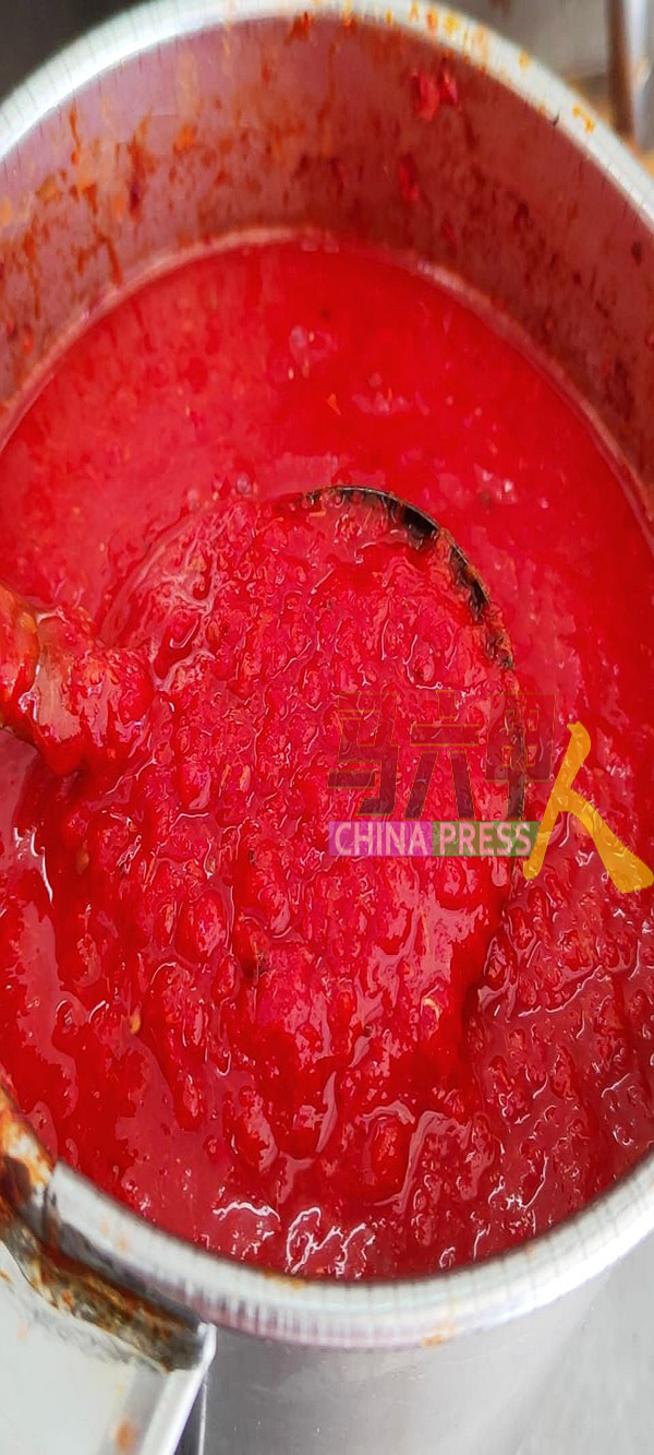 晟佳手工鱼丸的秘制拌面辣椒酱，选用的辣椒不在于辣度而是香度，足以提升一碗鱼饺面的灵魂。