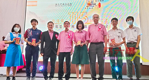 报考华文科的会员子女亦获颁奖励金，以资鼓励。