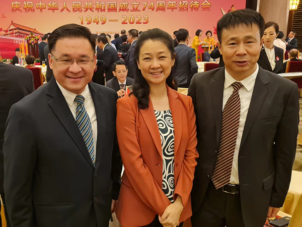 颜天禄（左起）赴华参加中国国庆招待会，并同刘以勤、张建民进行场边会晤。