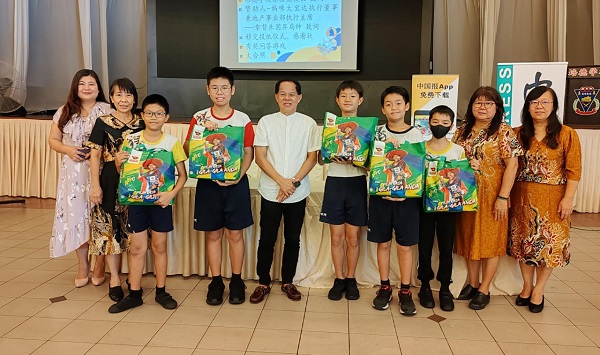 有奖问答得奖学生与朱国昇及校长们合照。