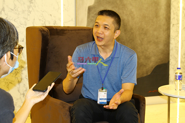 《百越稻盛》导演李钒接受《中国报》记者的访问。